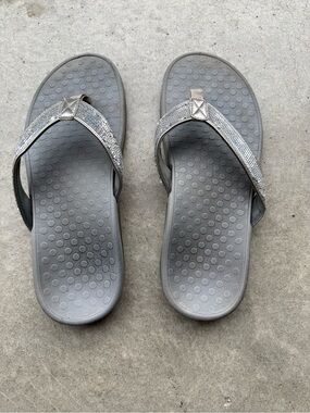 Vionic Women's Silver Gray Cushioned Thong Sandals